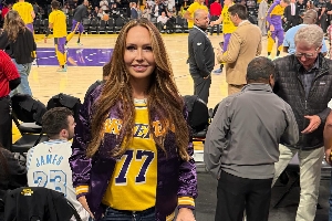 😍风韵犹存！东契奇妈妈来了💜💛依旧穿77号