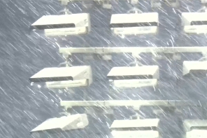 暴雨🌧️青岛西海岸主场瓢泼大雨形成水幕，场地积水明显