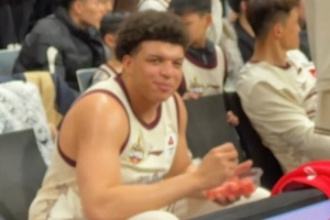 这就吃上了！洛夫顿在场边吃🍉 看到镜头都不好意思了😂
