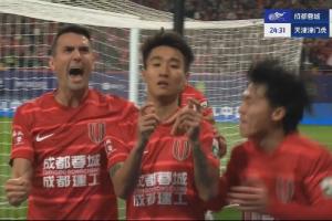 国脚连线！韦世豪高难度头球吊射破门，胡荷韬送助攻蓉城1-1扳平