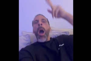 又疯一个😂费迪南德社媒晒抽象庆祝，名为祝贺兄弟晋级冰舞决赛