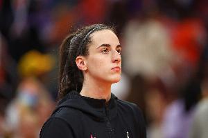 🐐！去年的今天：凯特琳-克拉克加冕NCAA历史得分王