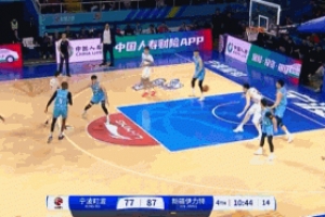 😡这是什么动作！张祖铭篮下直接凶狠拉倒李炎哲被吹违体