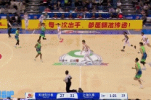 吧友怎么看？王哲林反击上篮被吹走步违例 进球无效