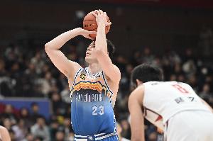 高效表现！阿不都沙拉木10中7拿下17分9板 其中4个前场板