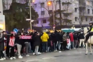 马竞球迷进入伯纳乌时向人群投掷杂物，导致安保对其进行脱鞋检查