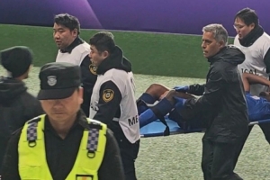 媒体人：非常不妙！离场时医疗主管罗宾用手扶着阿马杜左膝