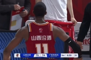 山西外援迪亚洛反击空接暴扣后 跑到广东替补席前秀肌肉🙃