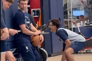 普尔训练疯狂吐舌头挑衅队友 美媒：我要是追梦也会给他一拳🤣