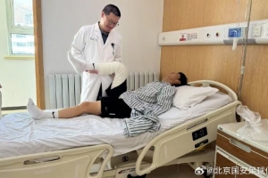 关于江文豪右膝关节前叉韧带二次断裂术后的康复训练与治疗