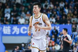 中规中矩！张镇麟13中5拿到10分7板4助1断 6失误略多