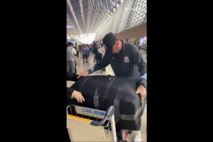 助人为乐！记者：申花主帅斯卢茨基在机场帮旅客整理行李