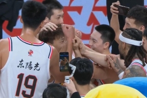 泪目！赛后广东队将赵睿围在中间碰拳