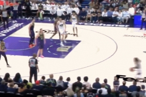 莫兰特一回合内连续空位三分不中 最终突破拉杆上篮打成2+1