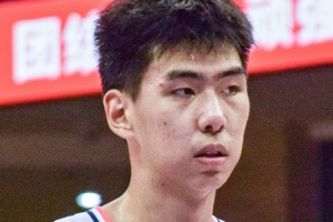 有进步！媒体人：徐昕以前没有方向感 年轻球员不能只努力不思考