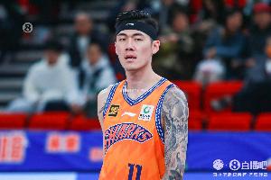你是大功臣！刘铮最后时刻连中关键三分 三分8中6贡献18分3板2助