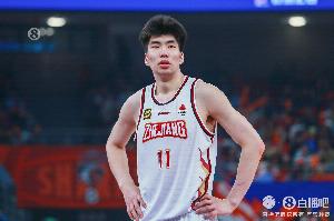 表现一般！余嘉豪10中6&三分1中1拿到15分11篮板2助攻 正负值-6