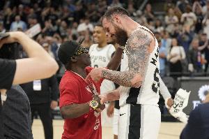 马穆上场19分钟就砍下34分！哈特：他能进入NBA是有原因的