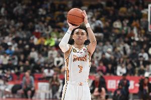 下半场醒了！原帅12中6拿到16分1板2断 上半场挂零