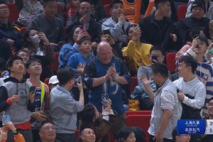 稀客啊👻当年为加内特脱衣热舞的森林狼球迷大叔来到了CBA现场