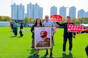 东体：海港主教练穆斯卡特收到一份用球迷图片拼接成的画像