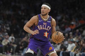 效率太差只能传传球！布克13中4拿到14分7板10助 正负值-33