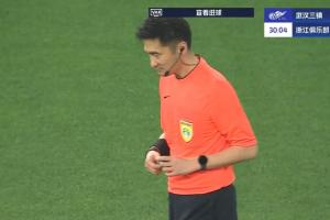 主裁判都笑了😂VAR介入超7分钟，最终认定浙江进球有效