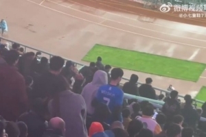 半场0-4！武汉三镇丢第4个球后，已经有球迷陆续离场