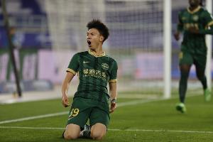 记者：王钰栋李新翔证明年轻球员能踢好中超，关键在教练敢不敢用