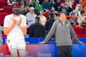 媒体人：周琦对上海赛前就曾滴眼药水擦眼睛 看上去眼睛不舒服