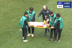 亚泰连续2人伤退！李申圆直接返回更衣室，谭龙被担架抬下球场