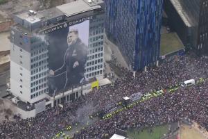 太震撼🤯纽卡夺冠游行30万人挤满街道，庆祝球队时隔70年夺冠