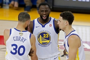 💦9年前的今天：勇士取得主场跨赛季54连胜 创造NBA历史纪录
