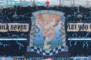 多好的球迷啊！英博球迷赛前深夜准备巨幅TIFO 展示效果极其震撼