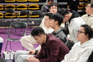好久不见！郭艾伦与丁彦雨航一同现身广州男篮主场观战