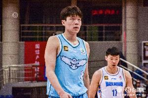 内线攻防俱佳！杨瀚森半场10分钟4中3砍9分11板&另有3断2帽