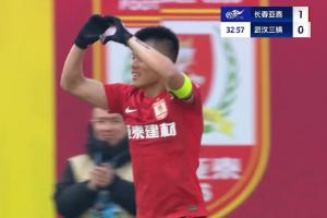 甜！🥰老将谭龙进球后向妻子比心示爱，昨天刚刚过完37岁生日