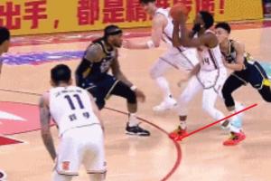 😨裁判搞这么大乌龙？！梅肯造三分犯规明显踩线 裁判给了3罚
