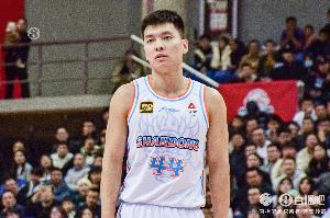 手感不佳！陈培东7中2&三分6中1仅拿5分1板2助 4次犯规
