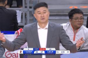 😡广东瞬间崩盘 3分钟被轰一波18-0 杜锋脸色铁青无奈摊手