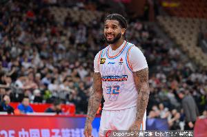 造杀伤但效率不高！克里斯10中3&罚球12中12 得到18分8篮板