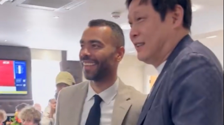 排面拉满🎥范志毅接受水晶宫球迷欢呼 和老队友阿什利-科尔叙旧
