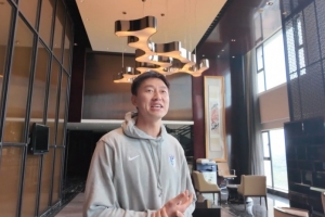 大连英博为42岁门将隋维杰庆生：24岁的小伙，今晚看你的了