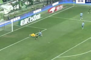 法比奥横传，梁诺恒与出击的赵博相撞自摆乌龙！国安2-0领先浙江