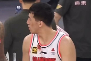 媒体人晒杜润旺现场照：球衣上有血迹 疑似浴血奋战