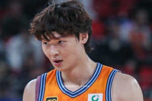 薛思佳：广东四个高锋线阵容让上海的进攻难受 后者犯规数是隐患