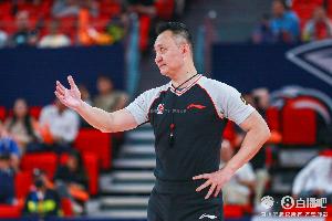 媒体人：闫军敢于在回放后夺权罚下任骏飞 这是CBA公平进步的体现
