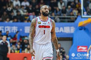外援对飚！凯尔半场轰下18分1板3助1断VS吉伦沃特17分3板
