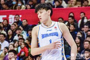 替补表现不错！曾凡博半场8中5拿到13分3板2断
