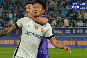锁喉动作！基莱斯争顶时手臂紧紧钳制李昂，裁判没有给牌